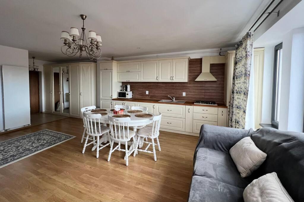 Central Apartment With Panoramic View Braşov Extérieur photo
