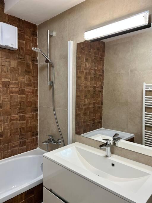 Central Apartment With Panoramic View Braşov Extérieur photo